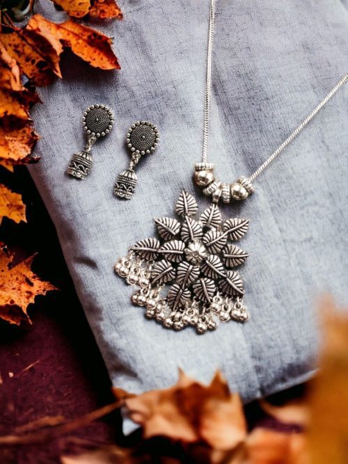 Traditional Silver Plated Necklace Set in Flower Style