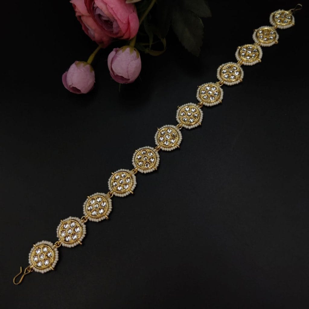 Secure and adjustable chain ensures a perfect fit for the gold plated Shish Patti