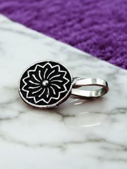 Round oxidised nosepin in silver plating for girls