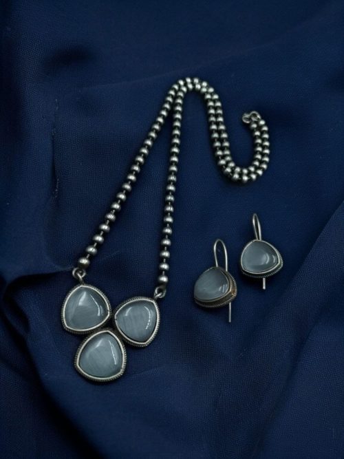 Necklace Of Monalisa Stones Silver Look aLike Replica With Oxidised Stud Earrings - Image 11