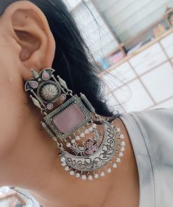 Elegant oxidized silver Monalisa stone earrings with pearl beads, featuring vintage-inspired handcrafted detailing.