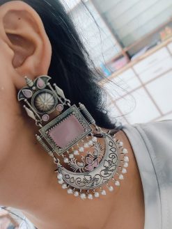Elegant oxidized silver Monalisa stone earrings with pearl beads, featuring vintage-inspired handcrafted detailing.