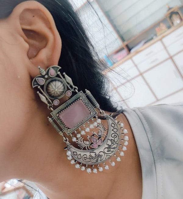Elegant oxidized silver Monalisa stone earrings with pearl beads, featuring vintage-inspired handcrafted detailing.
