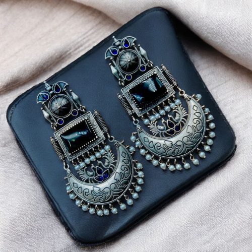 Elegant oxidized silver Monalisa stone earrings with pearl beads, featuring vintage-inspired handcrafted detailing.