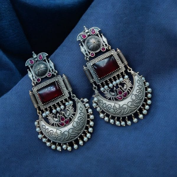 Elegant oxidized silver Monalisa stone earrings with pearl beads, featuring vintage-inspired handcrafted detailing.