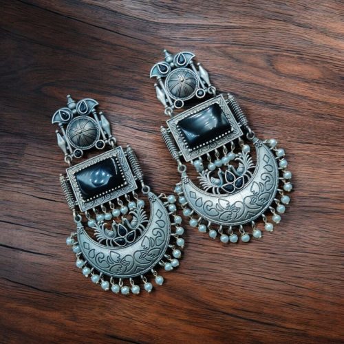 Elegant oxidized silver Monalisa stone earrings with pearl beads, featuring vintage-inspired handcrafted detailing.