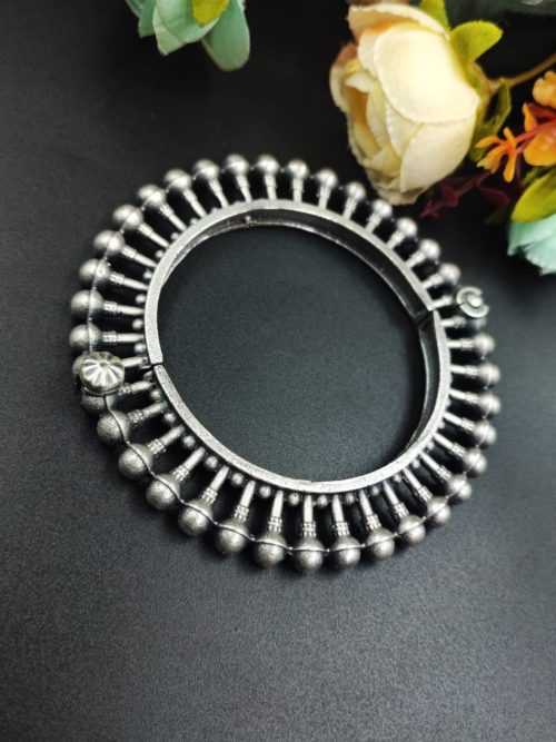 Silver-Kada-for-women-Silver-look-alike-Replica-Openable-Bangle