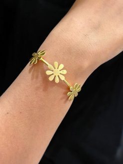 Handmade gold-plated flower design bracelet with adjustable size.