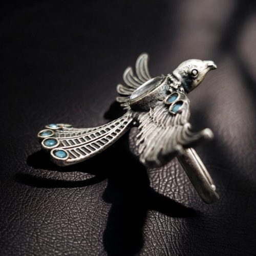 Brass bird ring with sparkling stones, featuring an elegant and intricate design perfect for any occasion.