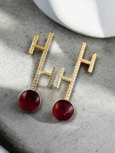 Goldplated Monalisa Stone Stud Earrings – Perfect Contemporary Jewelry - color: "Red"