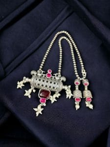 Ethnic Brass Necklace with Monalisa Stone and Bird Motif, Complete with Matching Earrings - color: "Red"