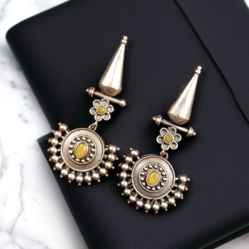 Elegant hanging stone stud earrings featuring a sophisticated design, perfect for every occasion and versatile for any outfit.
