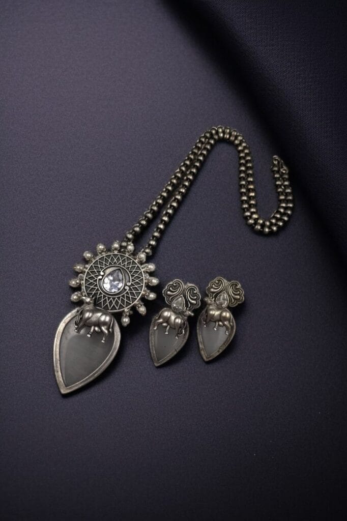 Bulk 806 Traditional Silver Replica Nandi Necklace Set With Amazing Monalisa Stone & Pearl Details - "Grey"