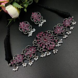 Antique silver-plated choker necklace with sparkling stone and adjustable thread.