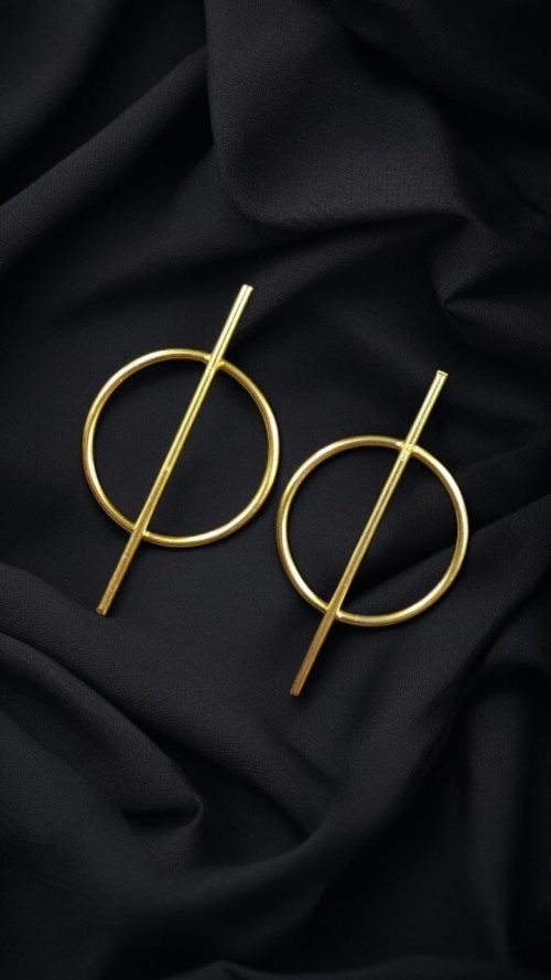 Gold-plated Western style geometric earring, perfect for a modern and elegant look.