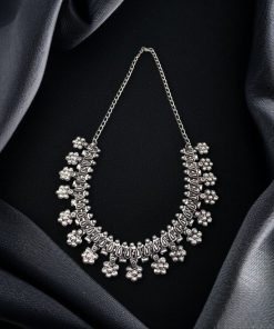 Fashionable Flower Choker Necklace – Lightweight Casual Wear Jewelry.