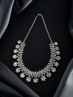 Fashionable Flower Choker Necklace – Lightweight Casual Wear Jewelry.