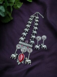 Antique-Style Oxidized Silver Nandi Necklace with Monalisa Stone – Best Traditional Outfits - color: "Red"
