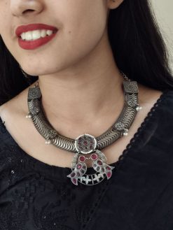 Antique oxidized bird hasli necklace in silver look