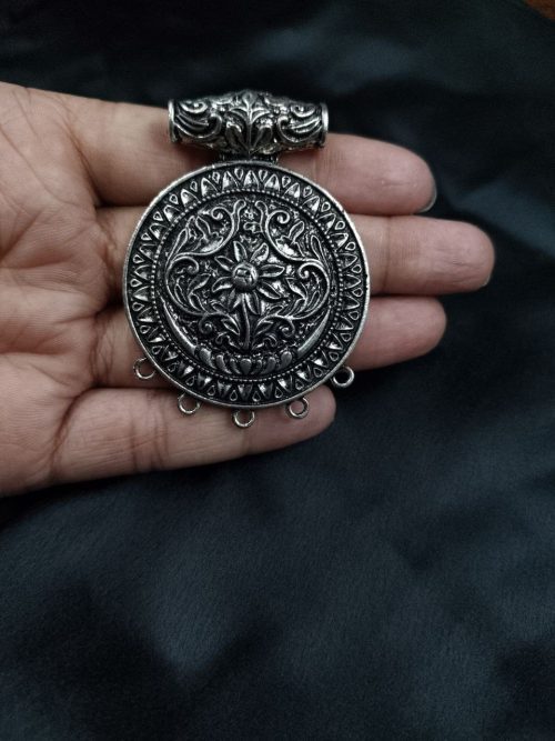 Handcrafted circle floral art pendant silver plated