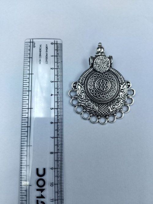 Handmade floral art pendant using raw materials