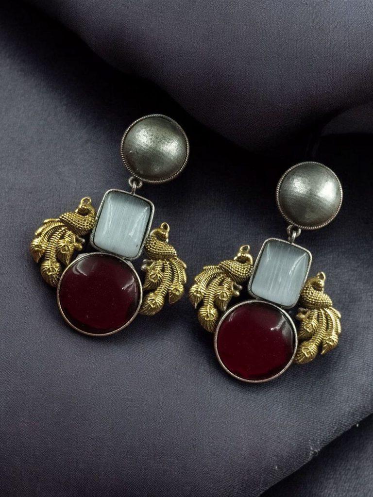 Bulk 406 Elegant Peacock-Inspired Two-Tone Brass Earrings with Monalisa Stone – A Contemporary Choice for Every Occasion - ''Grey-Red''