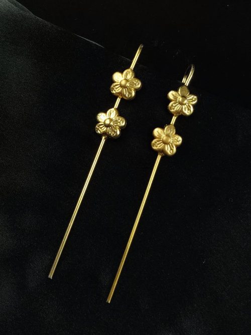 Gold plated flower earcuff for daily wear jewelry.