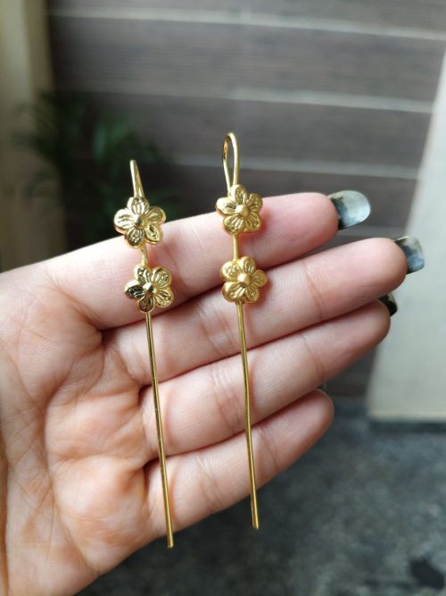 Gold plated flower earcuff for daily wear jewelry.
