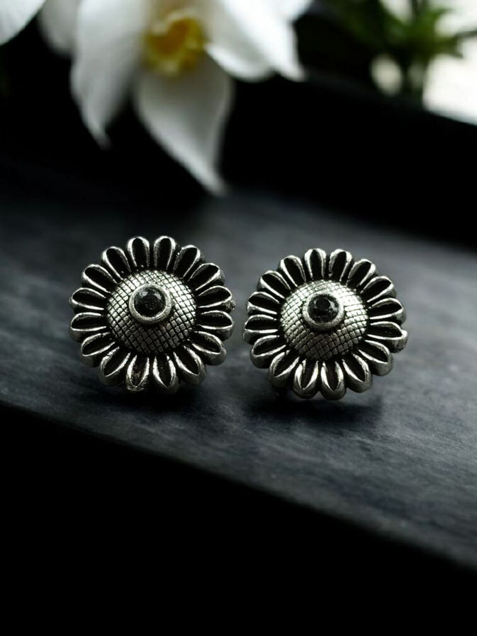 Vintage Look Flower Design Toe Ring | Oxidized Silver Replica Stone Work Best Jewelry for Women 1 Oxidized silver floral toe ring with stone work and vintage look design