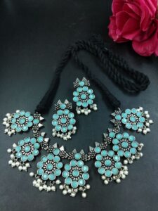 Elegant Flower Design Silver Plated Thread Necklace with Stone and Pearl Work