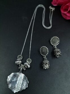 Leaf Design Chain Pendant Necklace for Women with Stylish Modern Ethnic Look