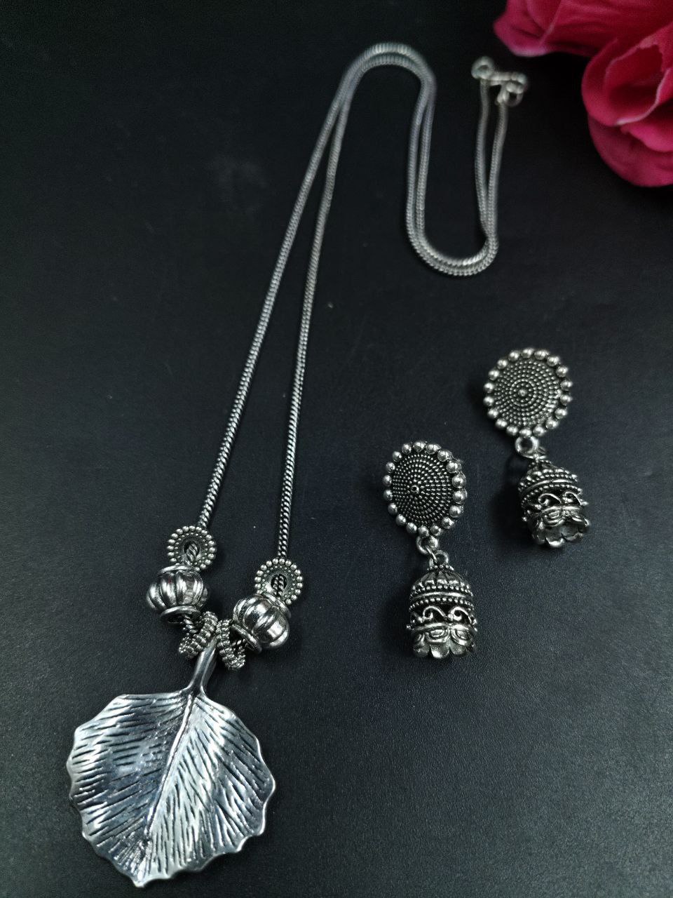 Leaf Design Chain Pendant Necklace for Women with Stylish Modern Ethnic Look 1 Leaf Design Chain Pendant Necklace for Women with Stylish Modern Ethnic Look