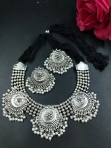 Elegant Flower Design Silver Plated Thread Necklace with Beautiful Pearl Work Jewelry