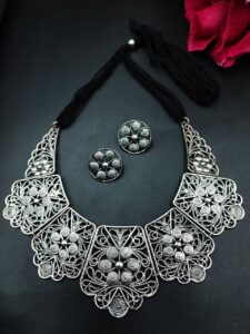 Antique Look Floral Art Silver Plated Thread Necklace with Traditional Elegance