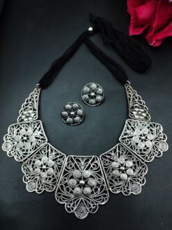 Antique Look Floral Art Silver Plated Thread Necklace with Traditional Elegance