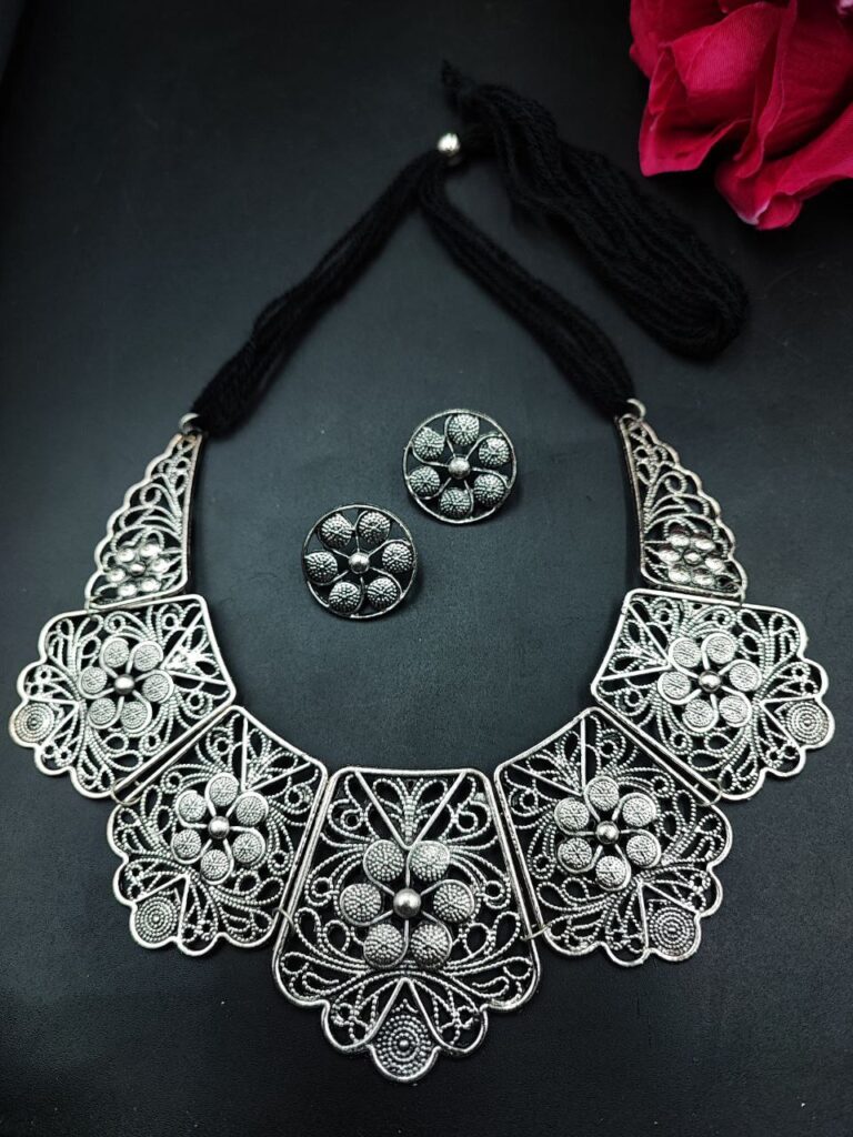 Antique Look Floral Art Silver Plated Thread Necklace with Traditional Elegance