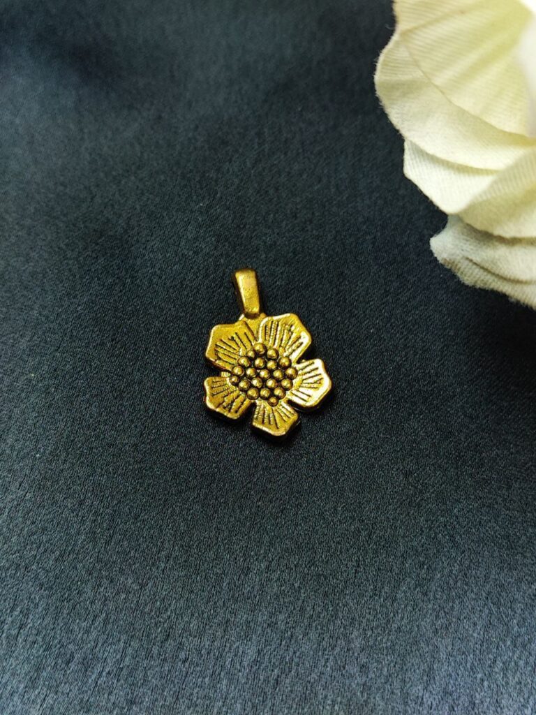 Beautiful Flower Charm Raw Material for DIY Jewelry Making