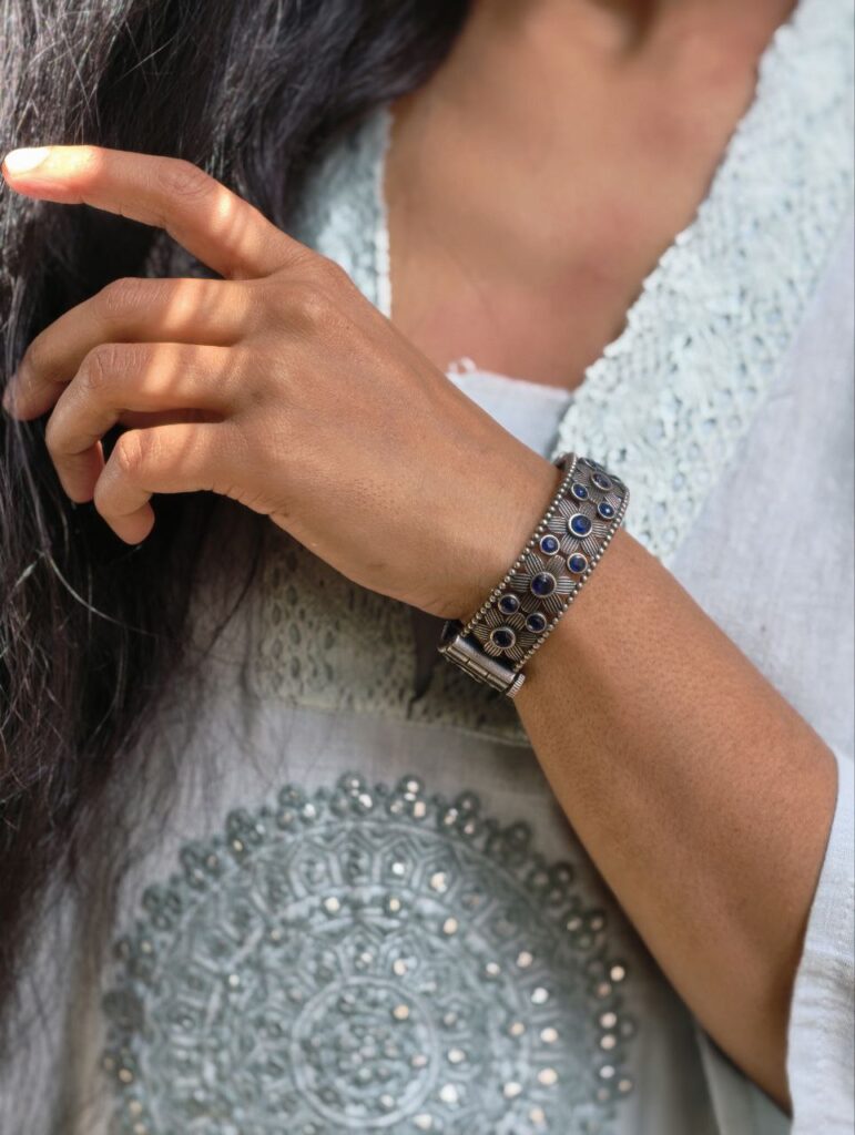 Elegant Silver Flower Bangle with Beautiful Floral Design for Women