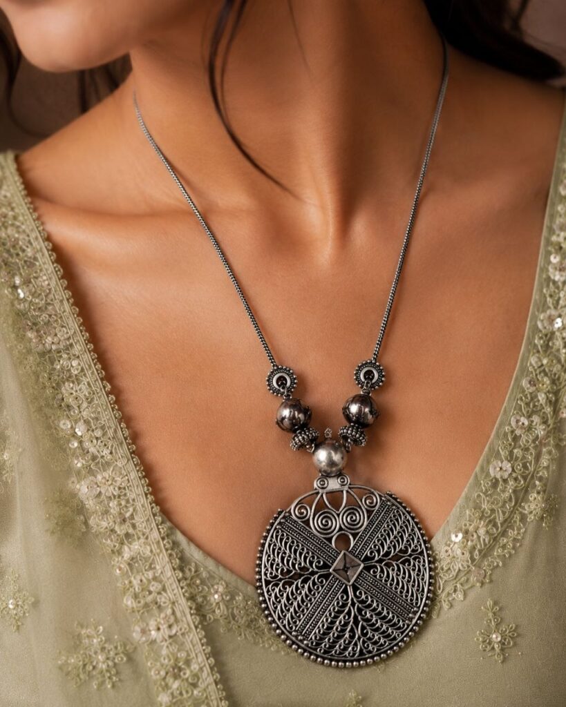 Silver Chain Pendant Necklace Minimalist Jewelry for Everyday, Office & Party Wear