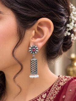 Beautiful Geometric Earring with Modern Artistic Design and Premium Polish