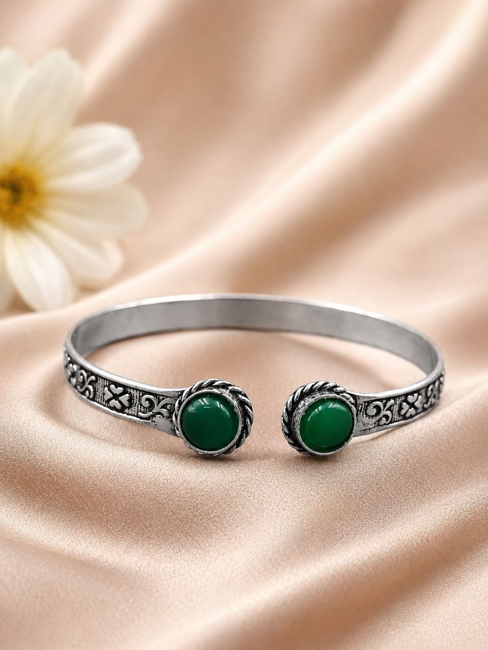 Silver Round Bracelet – Elegant Premium Jewelry for Every Occasion 7 Silver Round Bracelet elegant premium brass jewelry stylish round wrist accessory