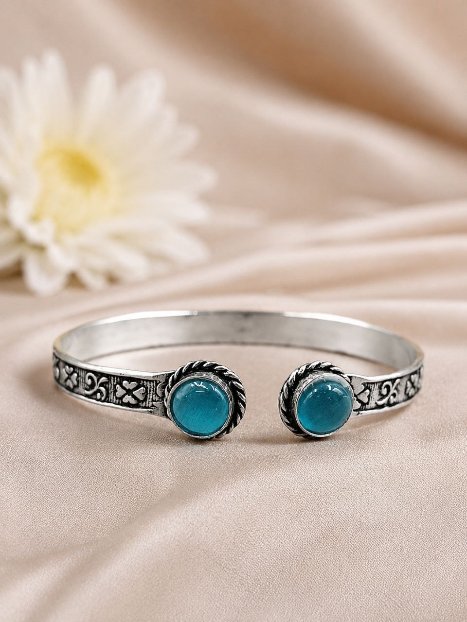 Silver Round Bracelet – Elegant Premium Jewelry for Every Occasion 5 Silver Round Bracelet elegant premium brass jewelry stylish round wrist accessory