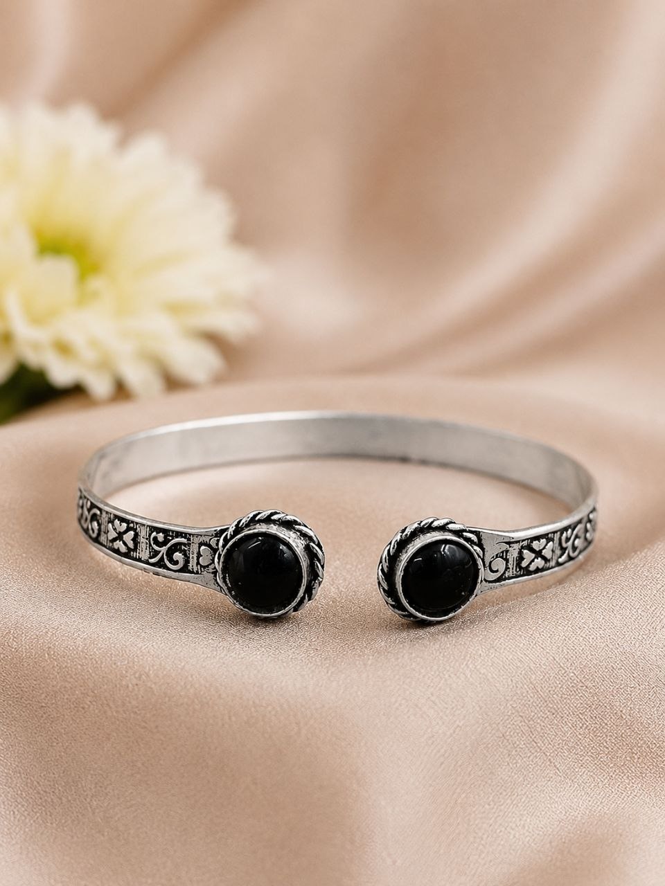 Silver Round Bracelet – Elegant Premium Jewelry for Every Occasion 4 Silver Round Bracelet elegant premium brass jewelry stylish round wrist accessory