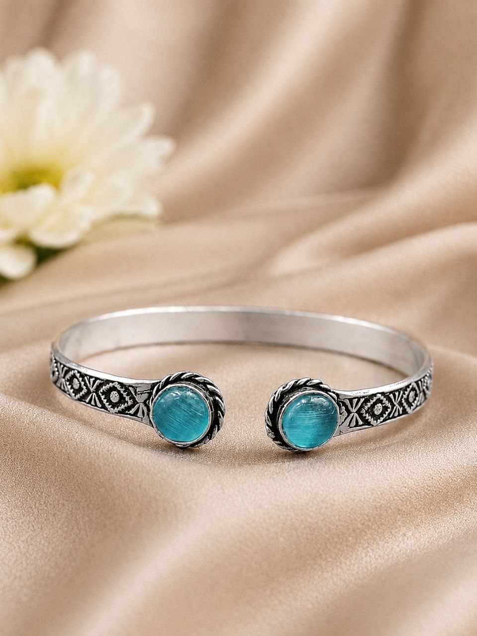 Silver Geometric Bracelet – Premium Stylish Jewelry for Modern Elegance 5 Silver Geometric Bracelet modern stylish premium brass jewelry elegant wrist accessory