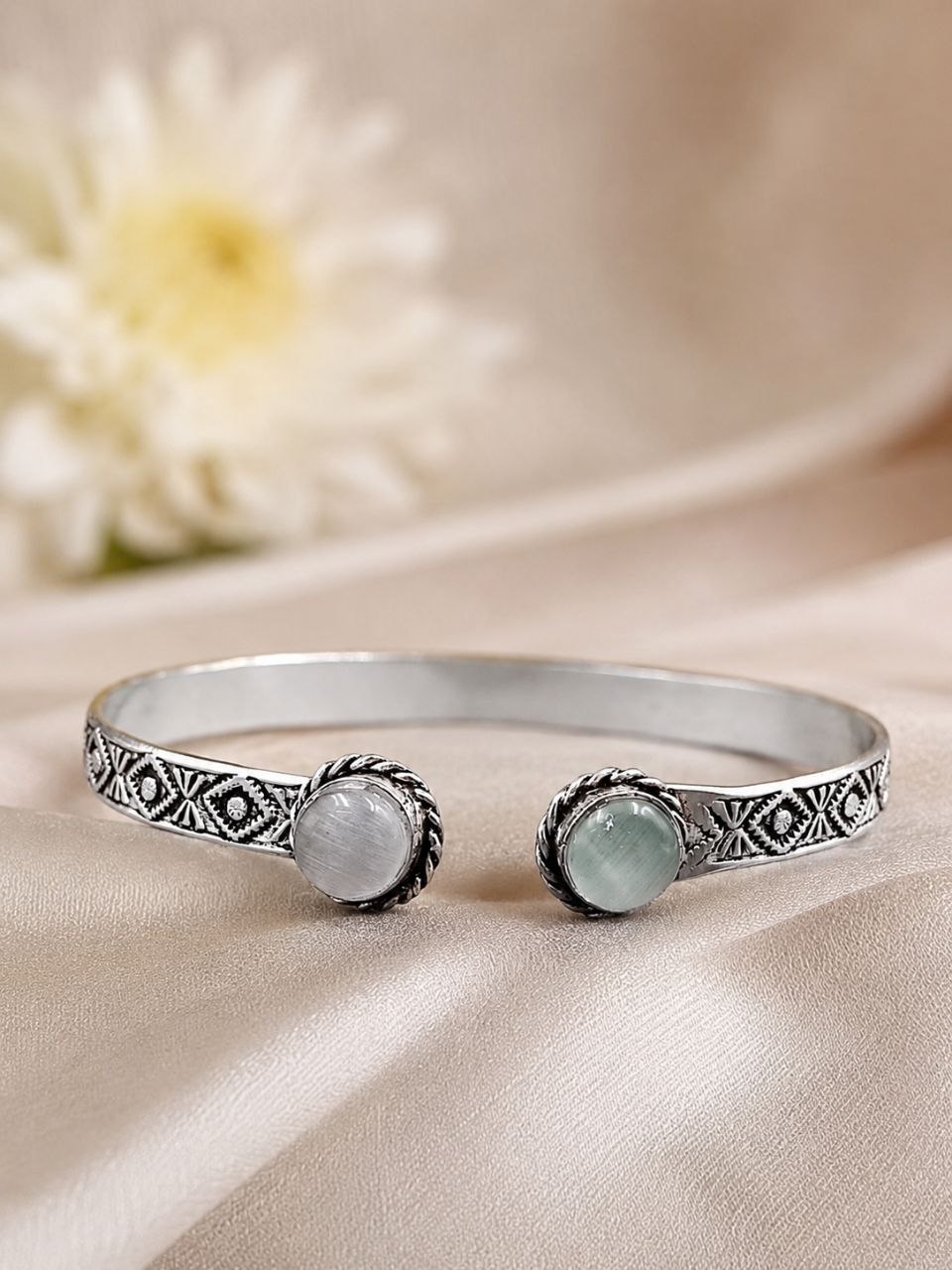 Silver Geometric Bracelet – Premium Stylish Jewelry for Modern Elegance 6 Silver Geometric Bracelet modern stylish premium brass jewelry elegant wrist accessory
